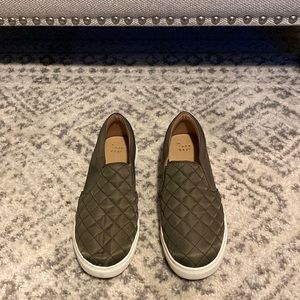 Cute quilted loafer! Size 8